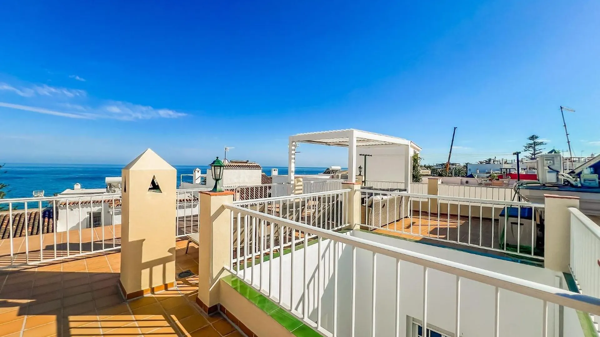 Discover This Beautiful Penthouse Located In The Heart Of Nerja, On The Iconic C Apartamento